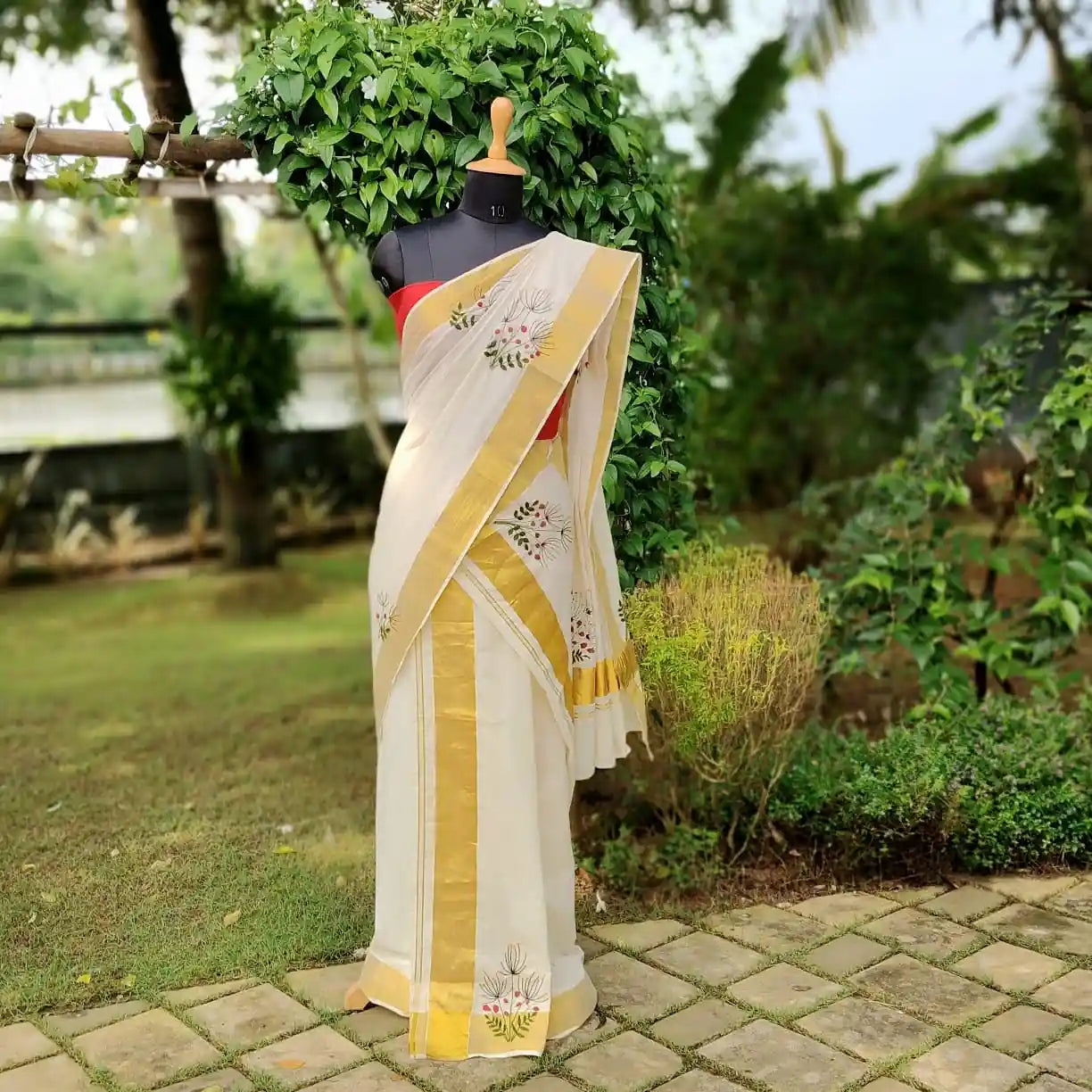 Elegant Hand-Embroidered Kerala Traditional Set Mundu