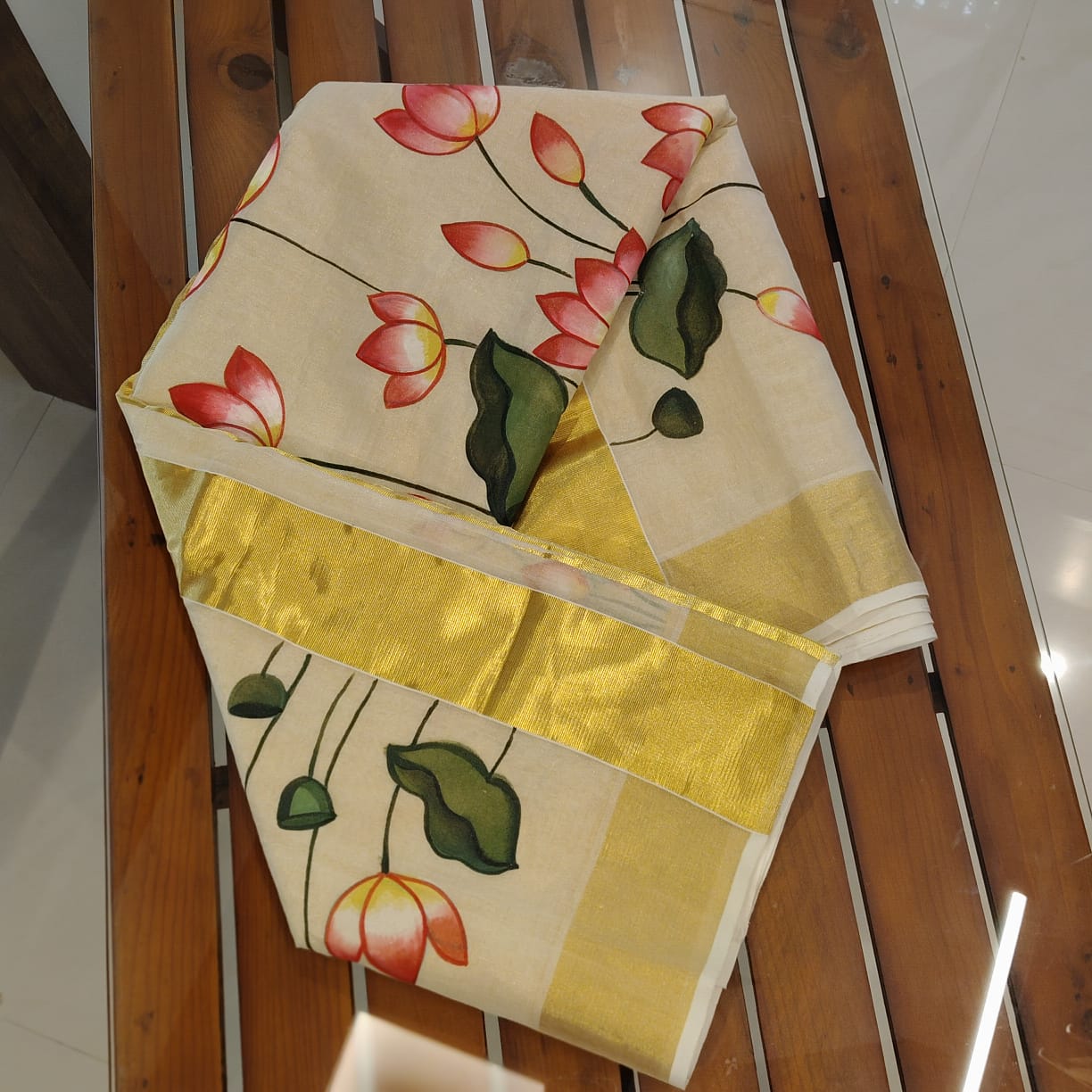 Graceful Tissue Kasavu Saree [Handloom] Adorned With Hand-Painted Motifs