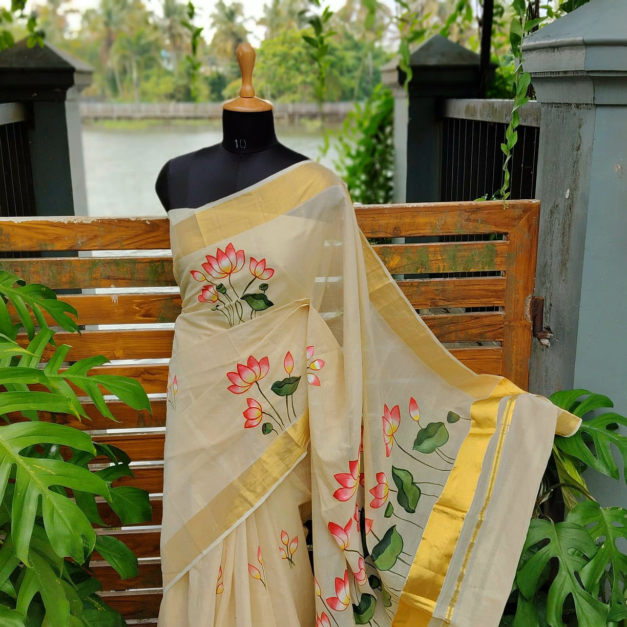 Graceful Tissue Kasavu Saree [Handloom] Adorned With Hand-Painted Motifs