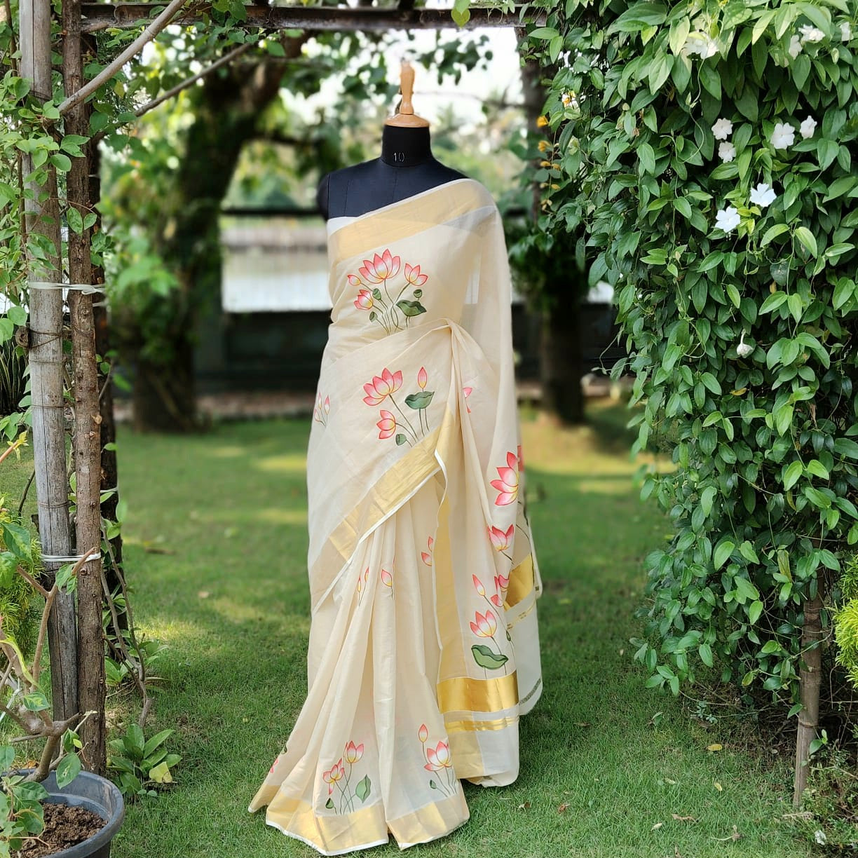 Graceful Tissue Kasavu Saree [Handloom] Adorned With Hand-Painted Motifs