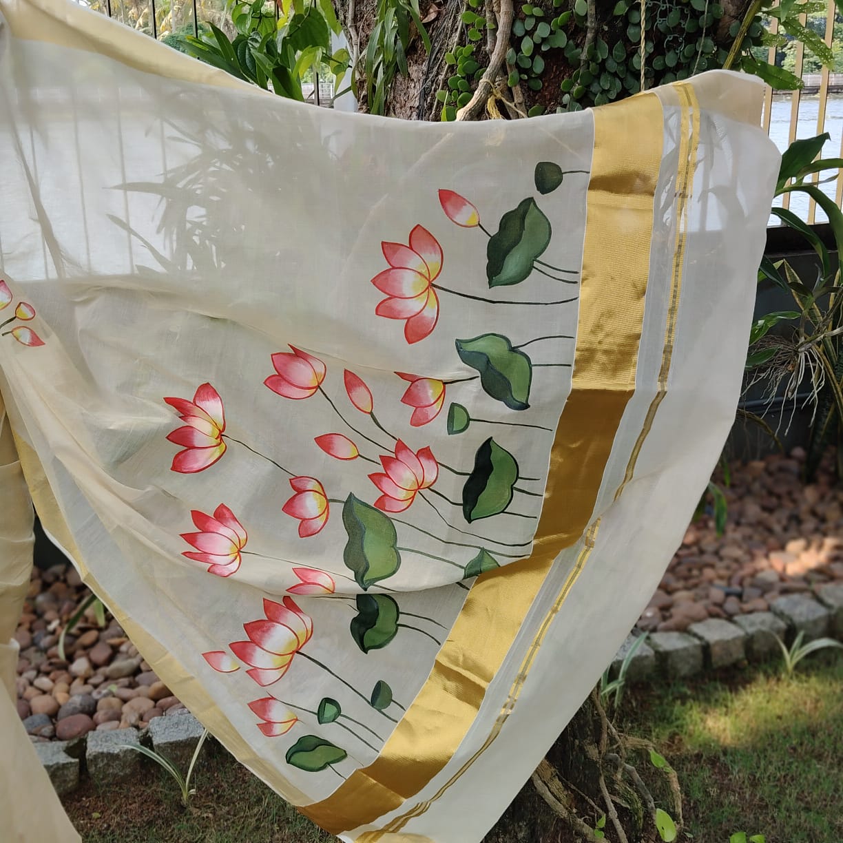 Graceful Tissue Kasavu Saree [Handloom] Adorned With Hand-Painted Motifs