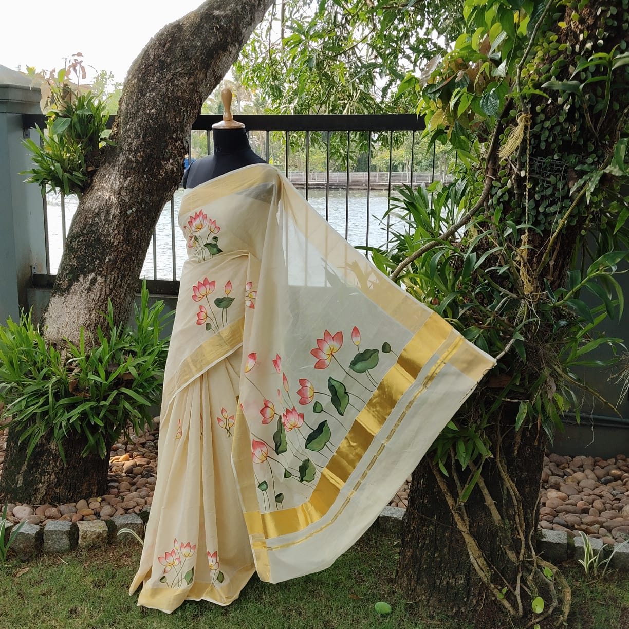 Graceful Tissue Kasavu Saree [Handloom] Adorned With Hand-Painted Motifs