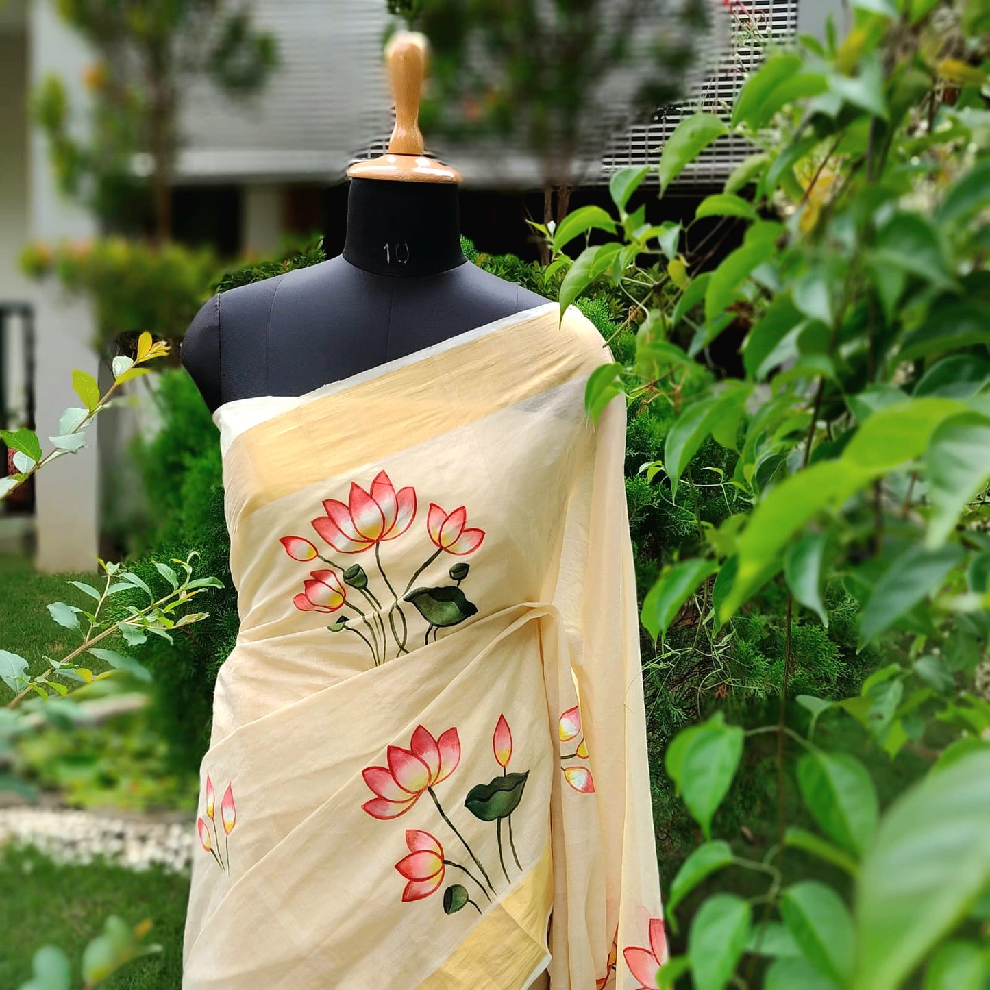 Graceful Tissue Kasavu Saree [Handloom] Adorned With Hand-Painted Motifs