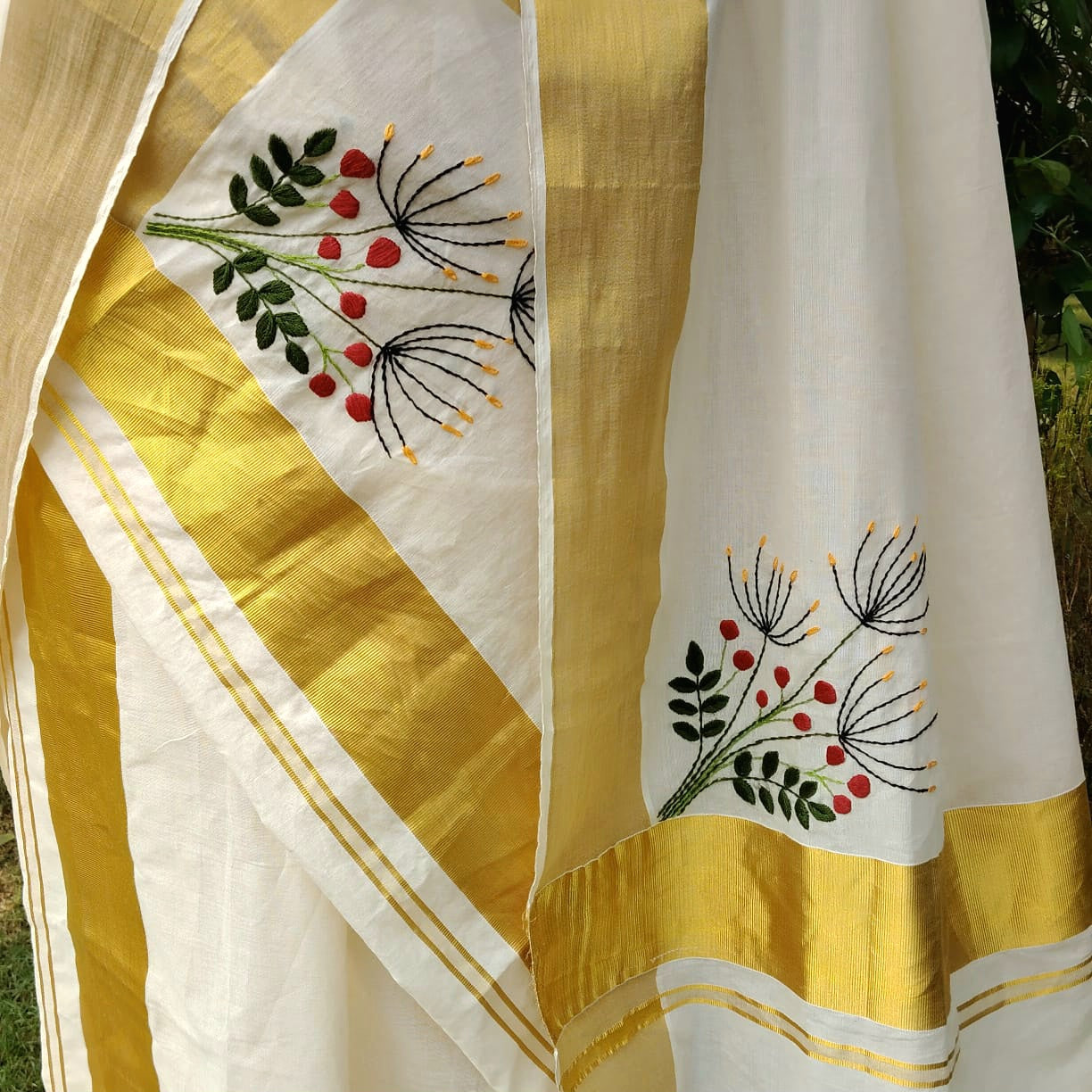 Elegant Hand-Embroidered Kerala Traditional Set Mundu