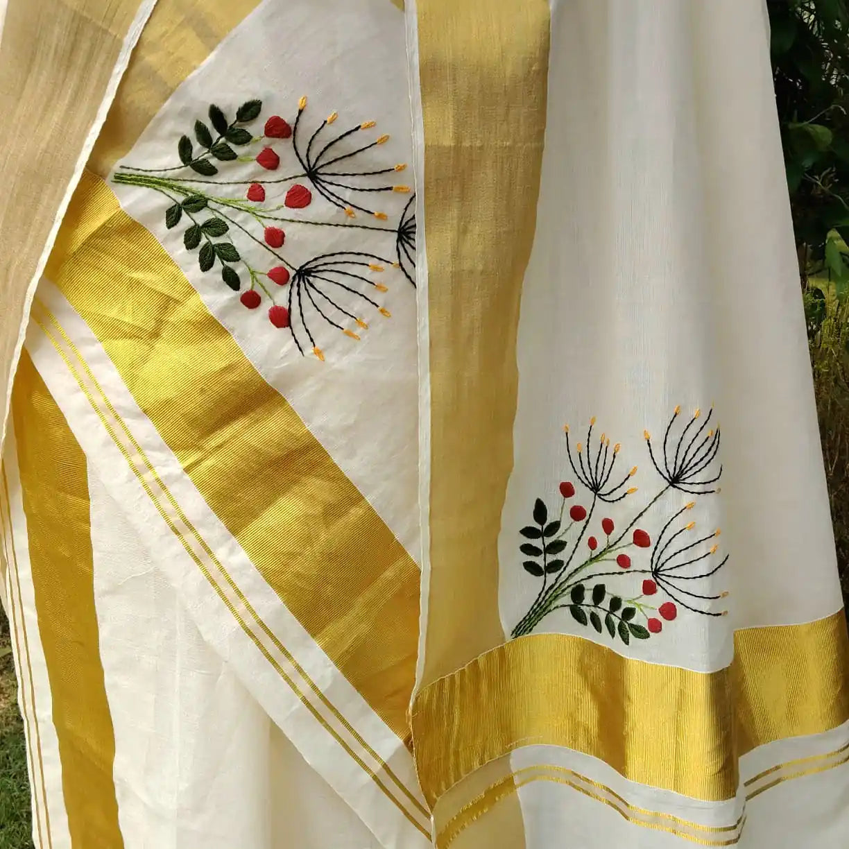 Elegant Hand-Embroidered Kerala Traditional Set Mundu