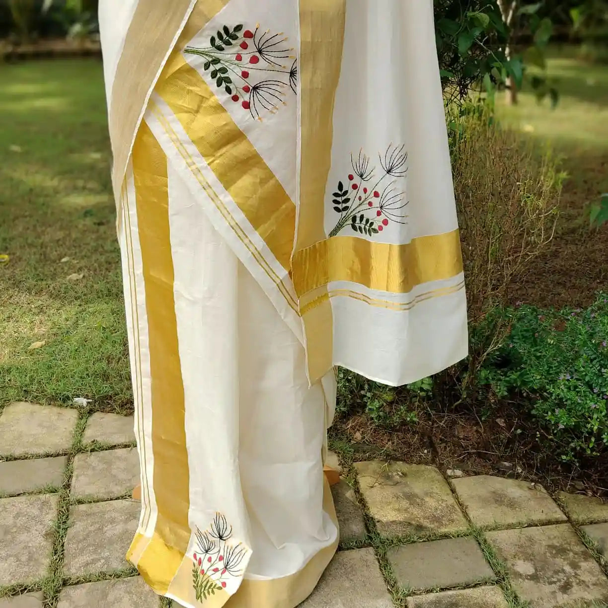 Elegant Hand-Embroidered Kerala Traditional Set Mundu