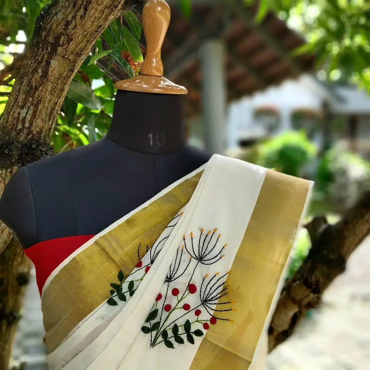 Elegant Hand-Embroidered Kerala Traditional Set Mundu