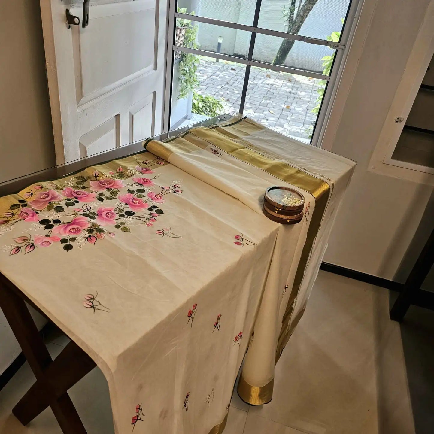 Hand-Painted Kerala Kasavu Saree -Rose Elegance