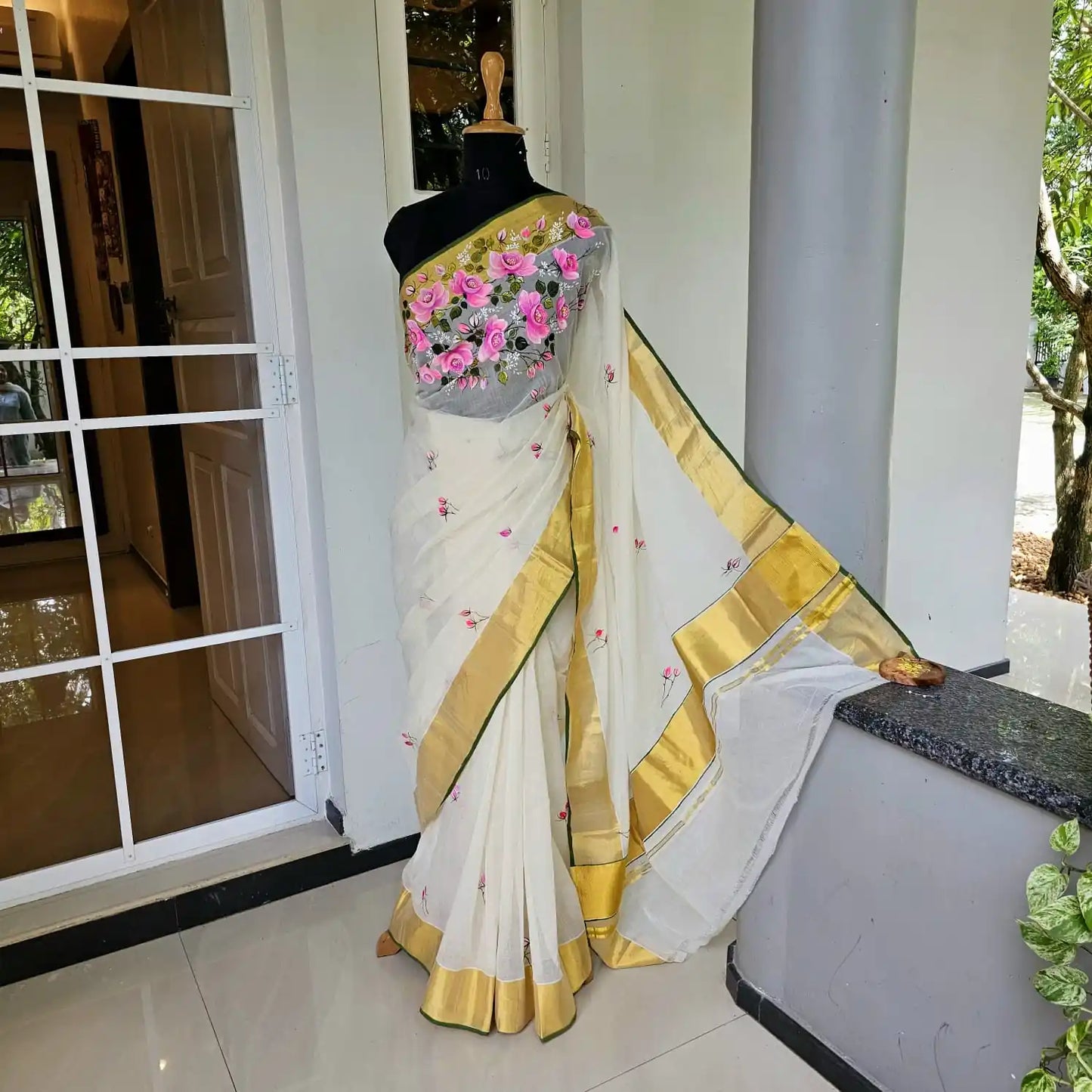 Hand-Painted Kerala Kasavu Saree -Rose Elegance